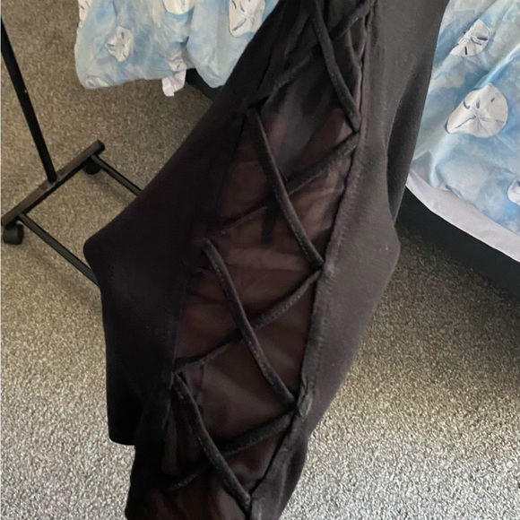 Crisscross Sheer Arm Asymmetrical Top Cable & Gauge Black - Picture 8 of 12